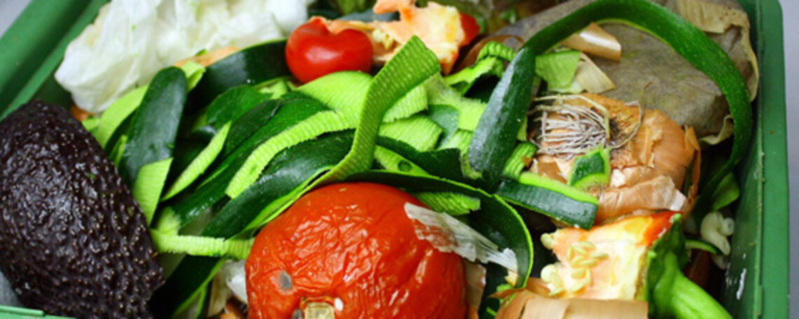Les Déchets De Cuisine Sont Collectés Dans Une Poubelle Dédiée Au Recyclage  Des Déchets Organiques. Ai Générative